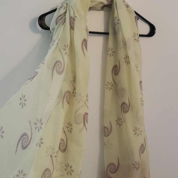 🧣Light Green and Pink Print Scarf - Picture 3 of 5